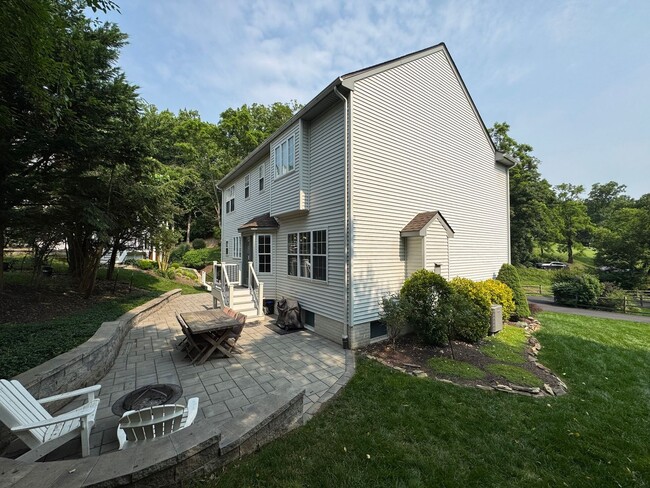 Building Photo - Stunning 4 Bed 3.5 Bath Single Family Home...
