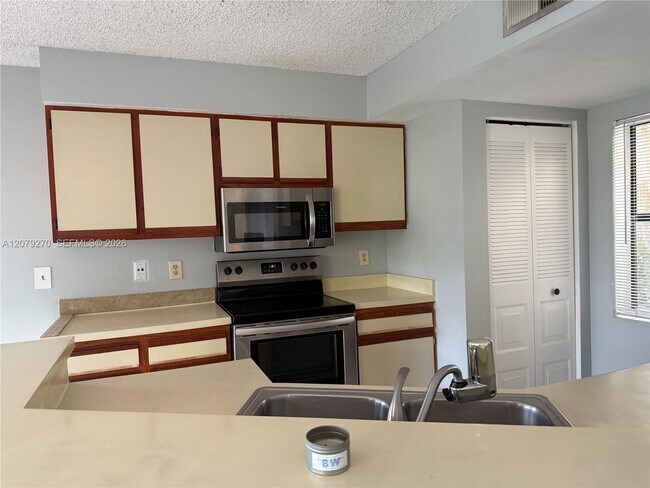 Building Photo - 9999 Summerbreeze Dr