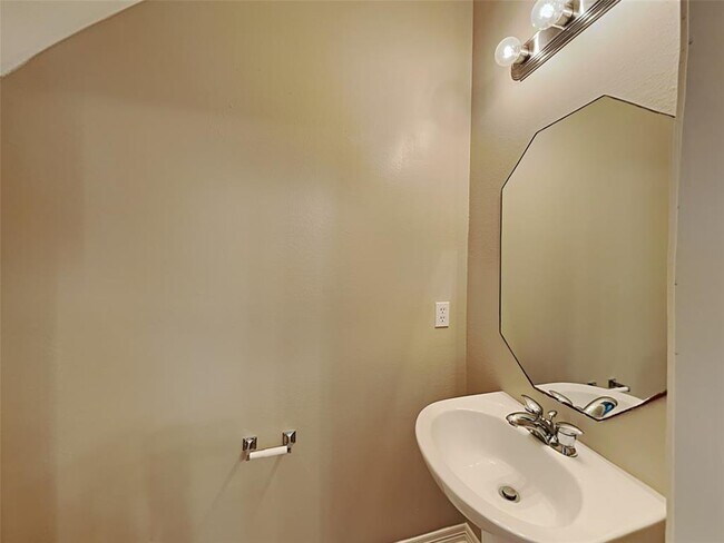 Building Photo - 2865 Westhollow Dr