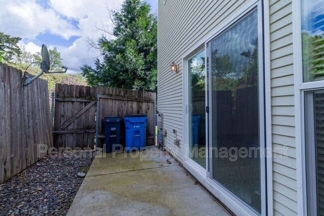 Building Photo - 865 NW Ivy St