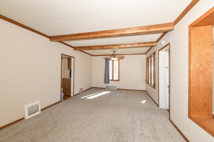 Building Photo - 422 S 89th St