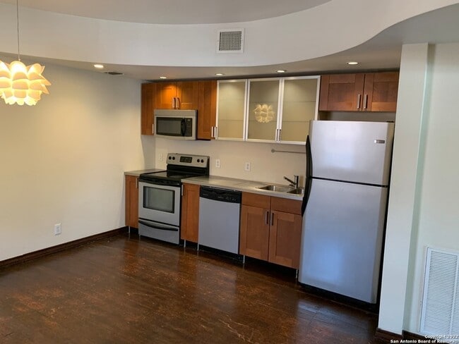 Building Photo - 810 E Ashby Pl