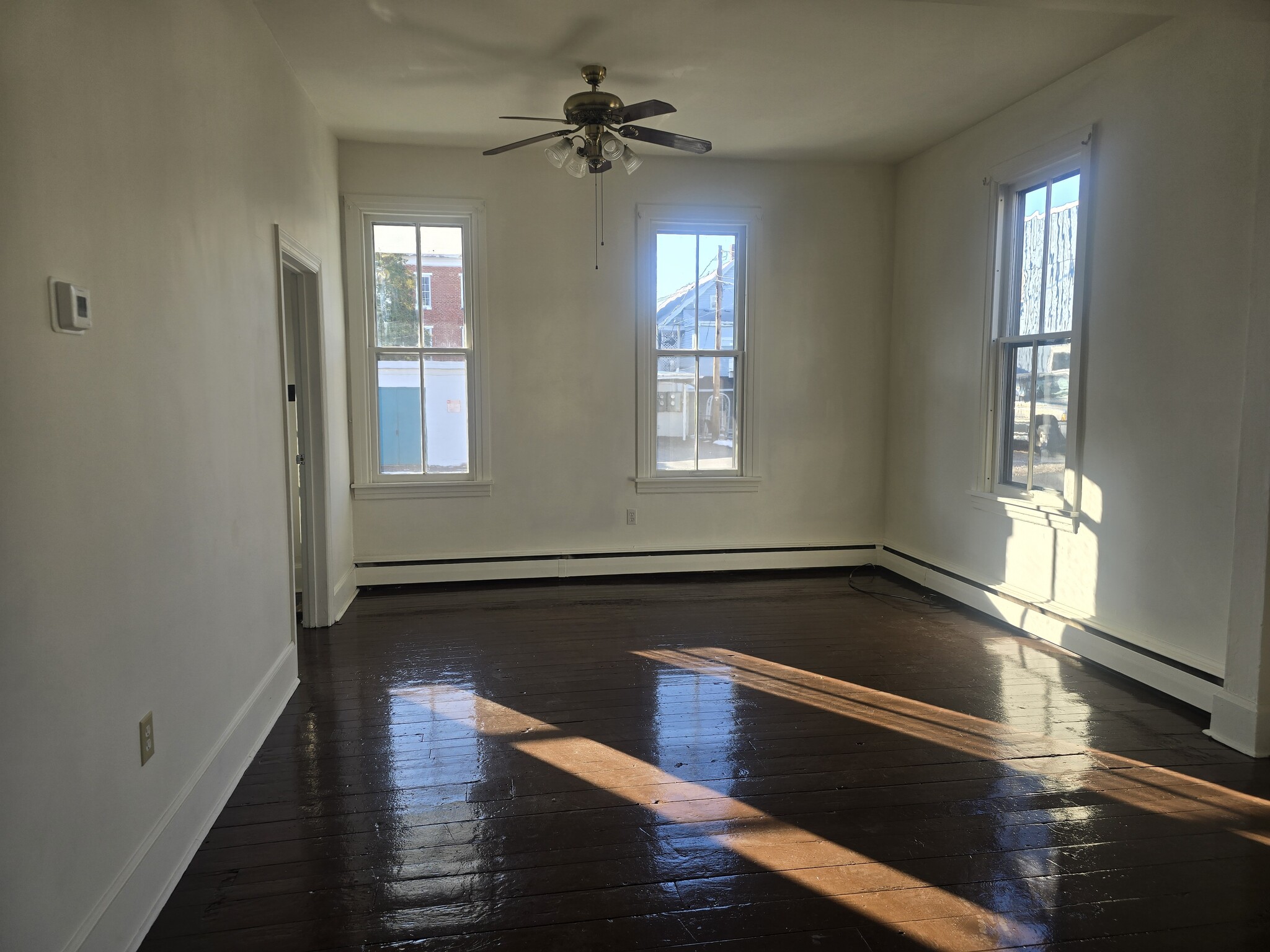 14 x 23 living room - 342 Boyd St