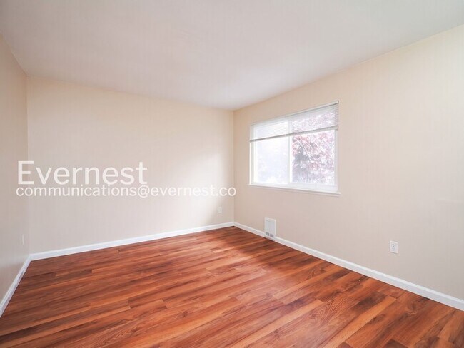 Building Photo - 2 Bed, 1.5 Bath Condo with Off-Street Parking / Available Now!