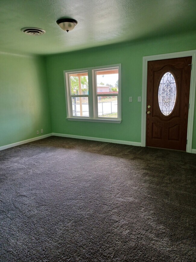 Building Photo - 2002 Hendricks Ln