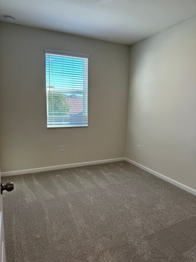 Building Photo - GATED 3 BEDROOM, 2.5 BATHROOM IN OVIEDO