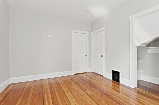 Building Photo - 68 Saxton St