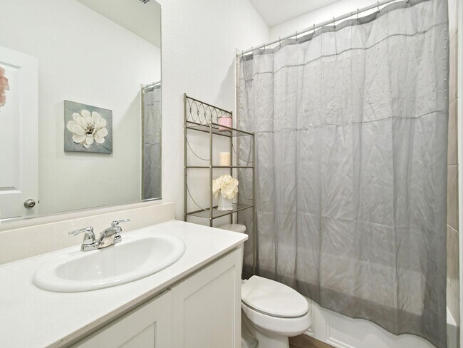 Building Photo - 3413 Kingsview Dr