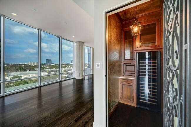 Building Photo - 2727 Kirby Dr