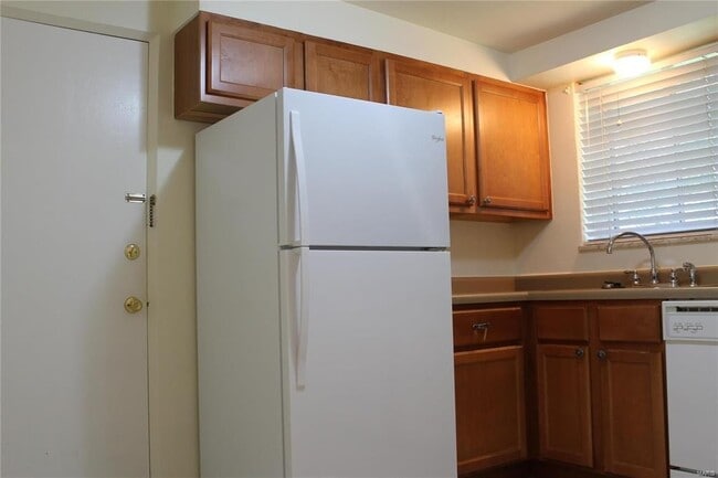 Building Photo - LOCATION!! LOCATION!!! This One bedroom/on...