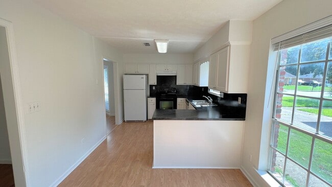 Building Photo - Lovely 3-Bedroom