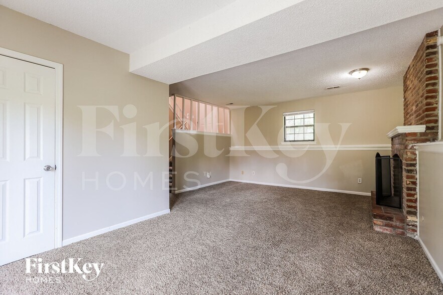 Building Photo - 704 Autumn Dr