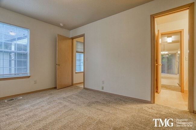 Building Photo - Peaceful 2-bedroom, 2 bath Townhome in thi...