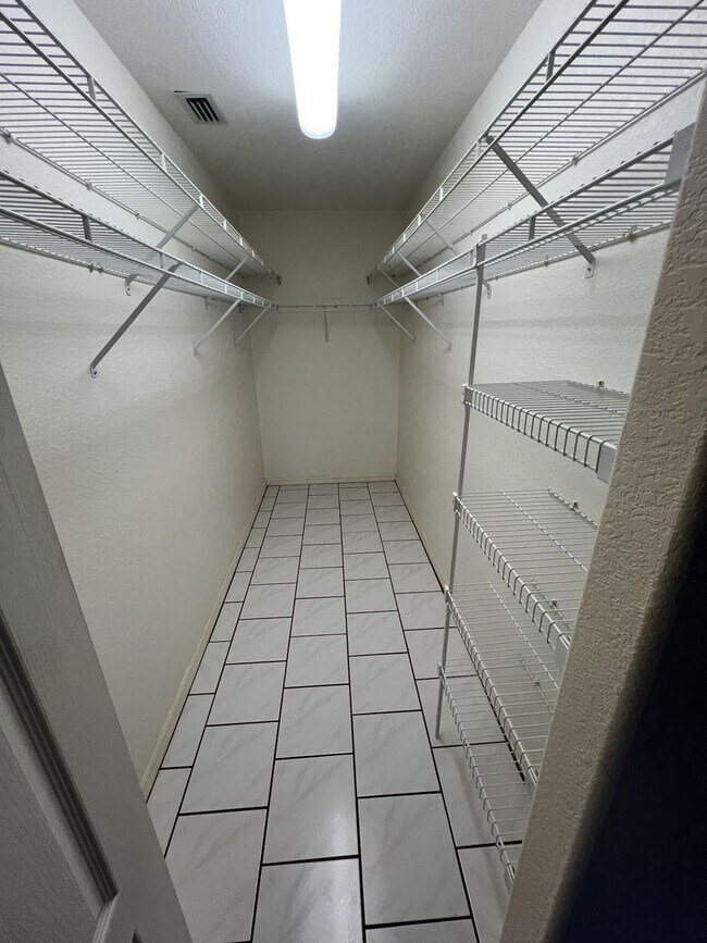 Building Photo - $2,095 ** AVAIL 9/1/25 ** LAKE SUZY ** 3 Bed / 2 Bath, Single Family Home with Lake View