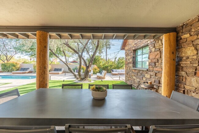 Building Photo - 4129 E Palo Verde Dr