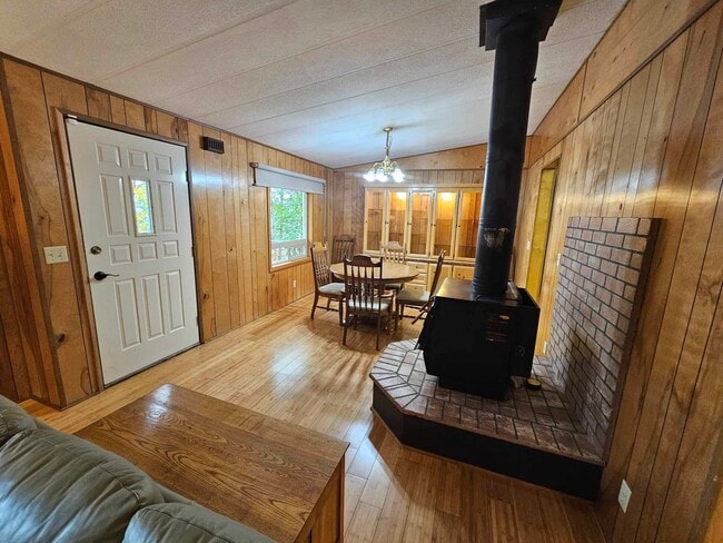 Building Photo - Lake front on Kings Point-Winter Rental On...