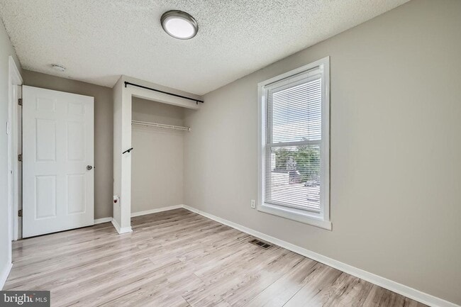 Building Photo - Modern 3-Bedroom Gem with Deck