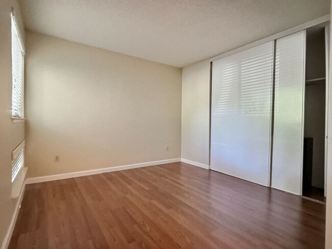 Building Photo - 3 BD/2 BA Gorgeous Pet-Friendly Home in Fa...