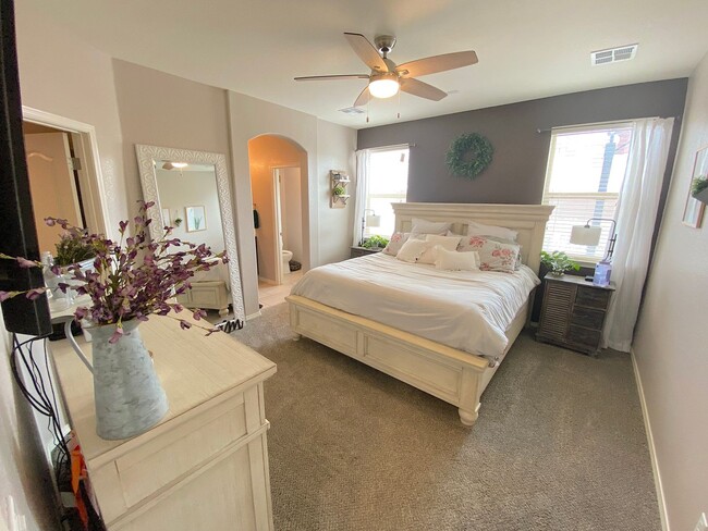Building Photo - East El Paso 3 bed Refrig A/C w/office!