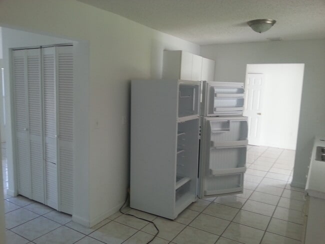 Building Photo - 4/3 Single Home at Poinciana AVAILABLE NOW