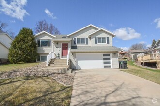 Building Photo - Spacious 5 Bed, 2 Bath Split-Level Home Ne...