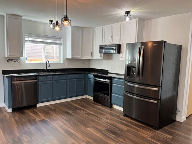 Building Photo - Spacious 3-Bedroom Home for Rent in Desirable DuPont