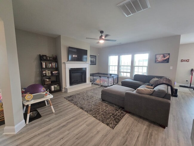 Building Photo - NEW LISTING!!!!!