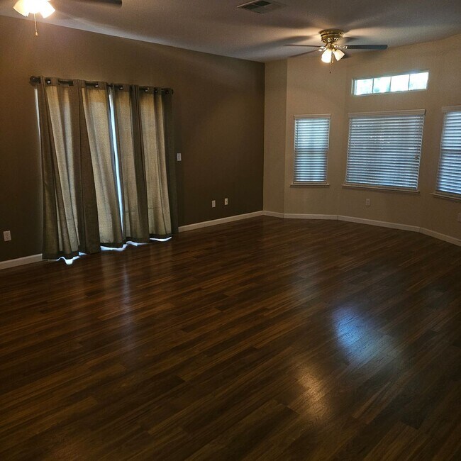 Building Photo - Charming 3 bedroom Duplex Close to Doctors...