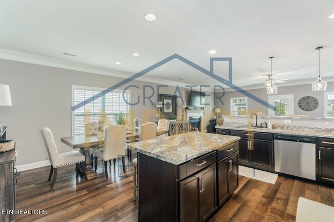 Building Photo - 129 Hackberry St