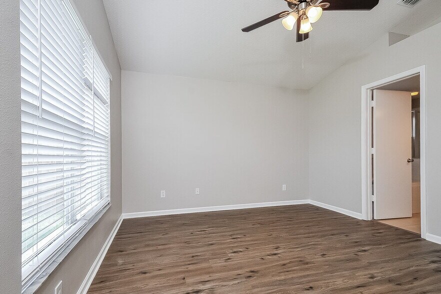 Building Photo - 10313 Hunters Haven Blvd