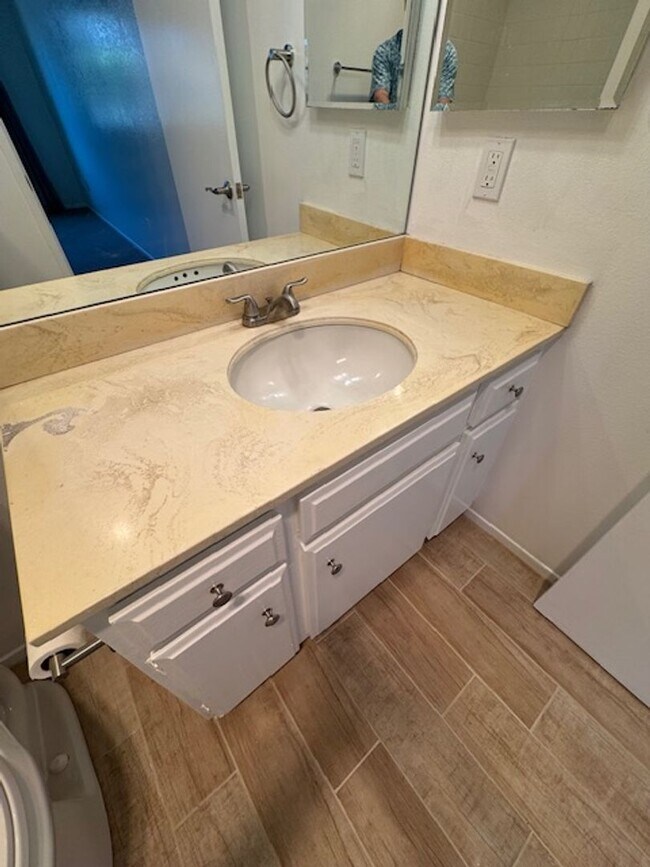 Building Photo - Newly Renovated 4 Bedroom 3 Bath Home with...