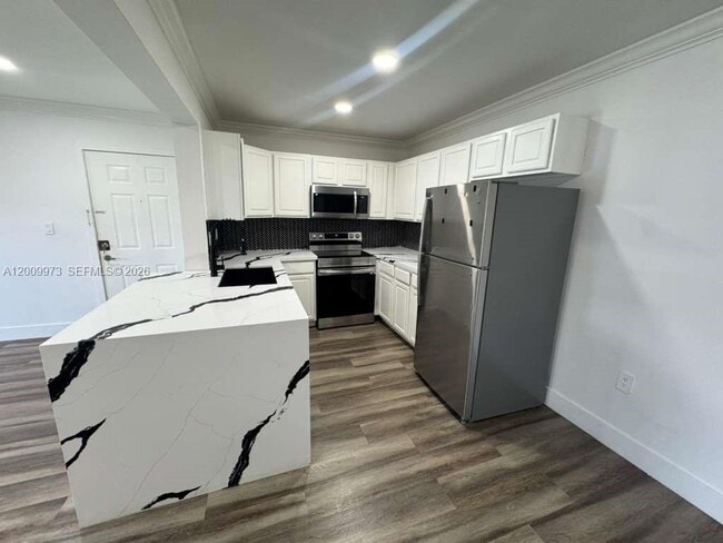 Building Photo - 300 Palm Cir W