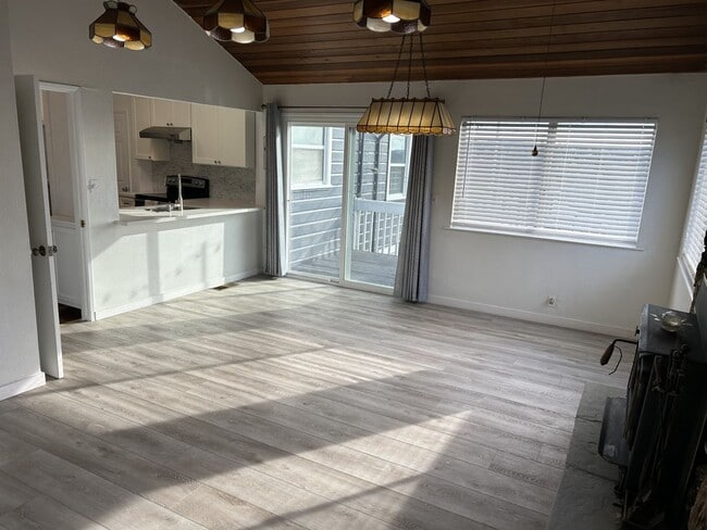 Building Photo - Well Maintained 3 Bedroom, 2 Bath Home