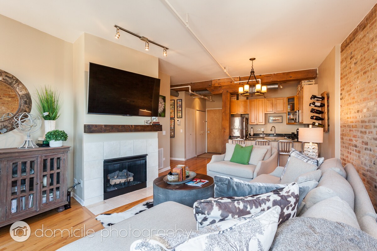 Building Photo - 1735 W Diversey Pkwy