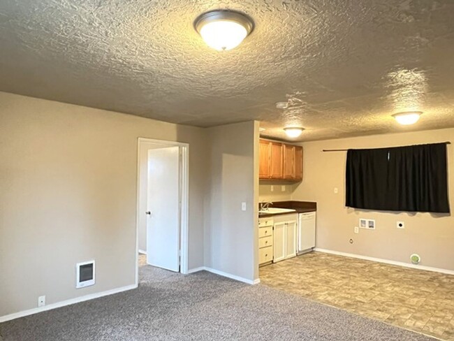 Building Photo - 1Bd/1Ba Single Story Home - Available to V...