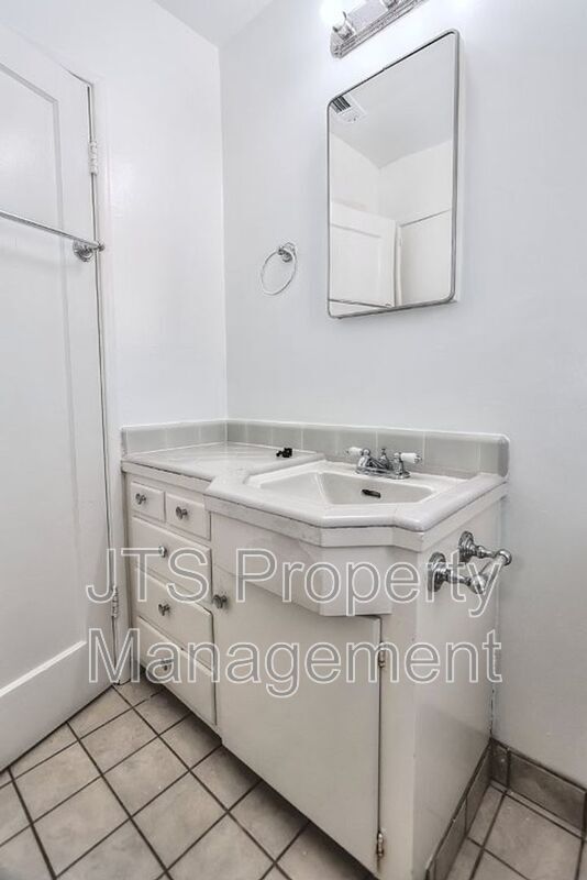 Building Photo - 3109-3111 Hampshire Drive
