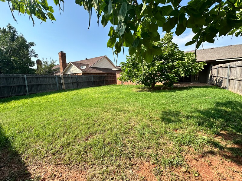 Building Photo - 2614 Silvertree Dr