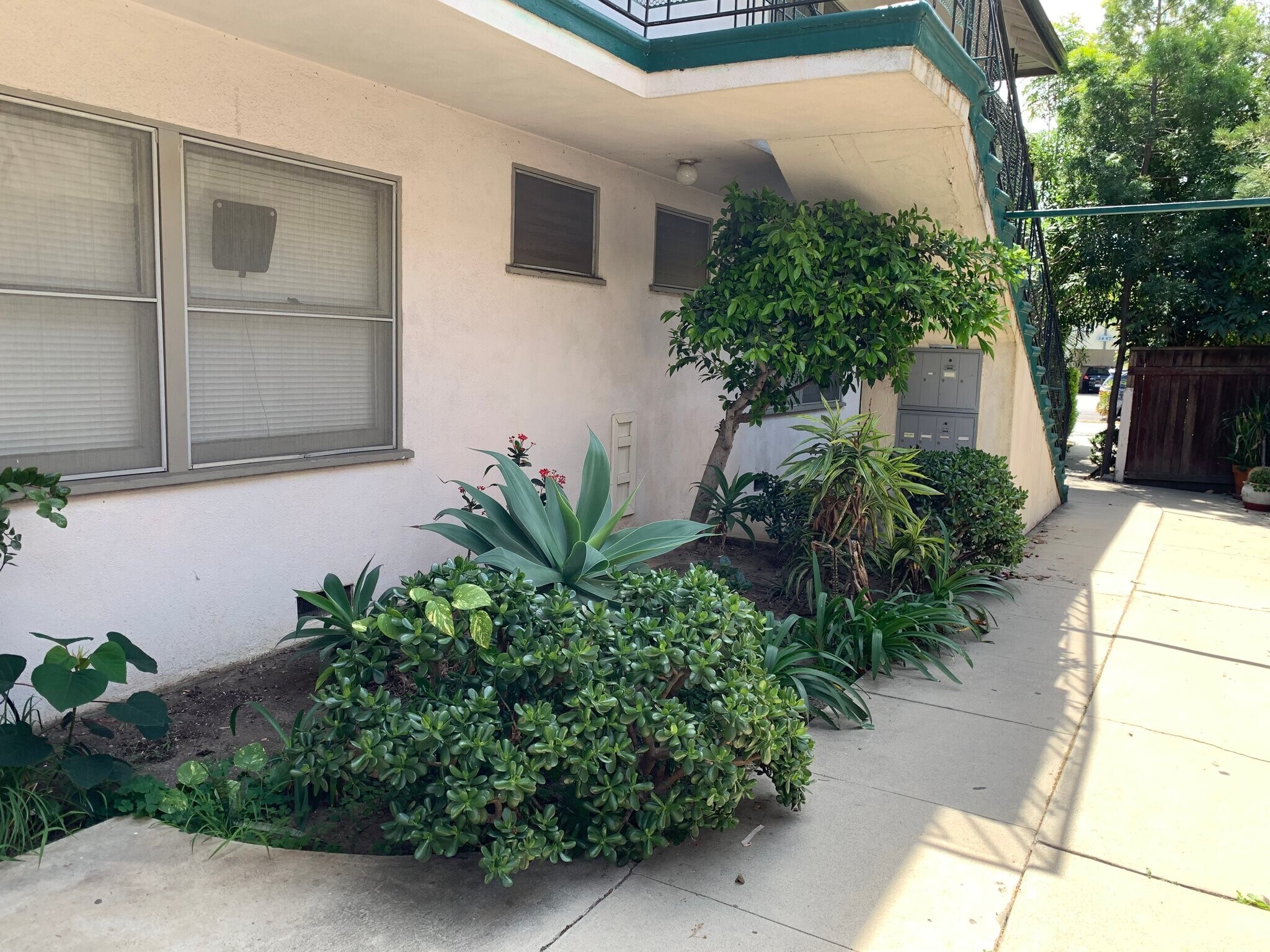 Building Photo - 3646 Vinton Ave