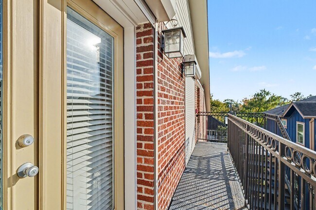 Building Photo - 215 W Norma St