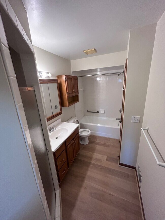 Building Photo - 963 Vos St