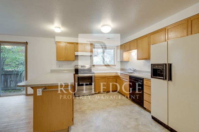 Building Photo - 3 Bedroom / 3 Bath Home Available in the Heart of Shady Cove!