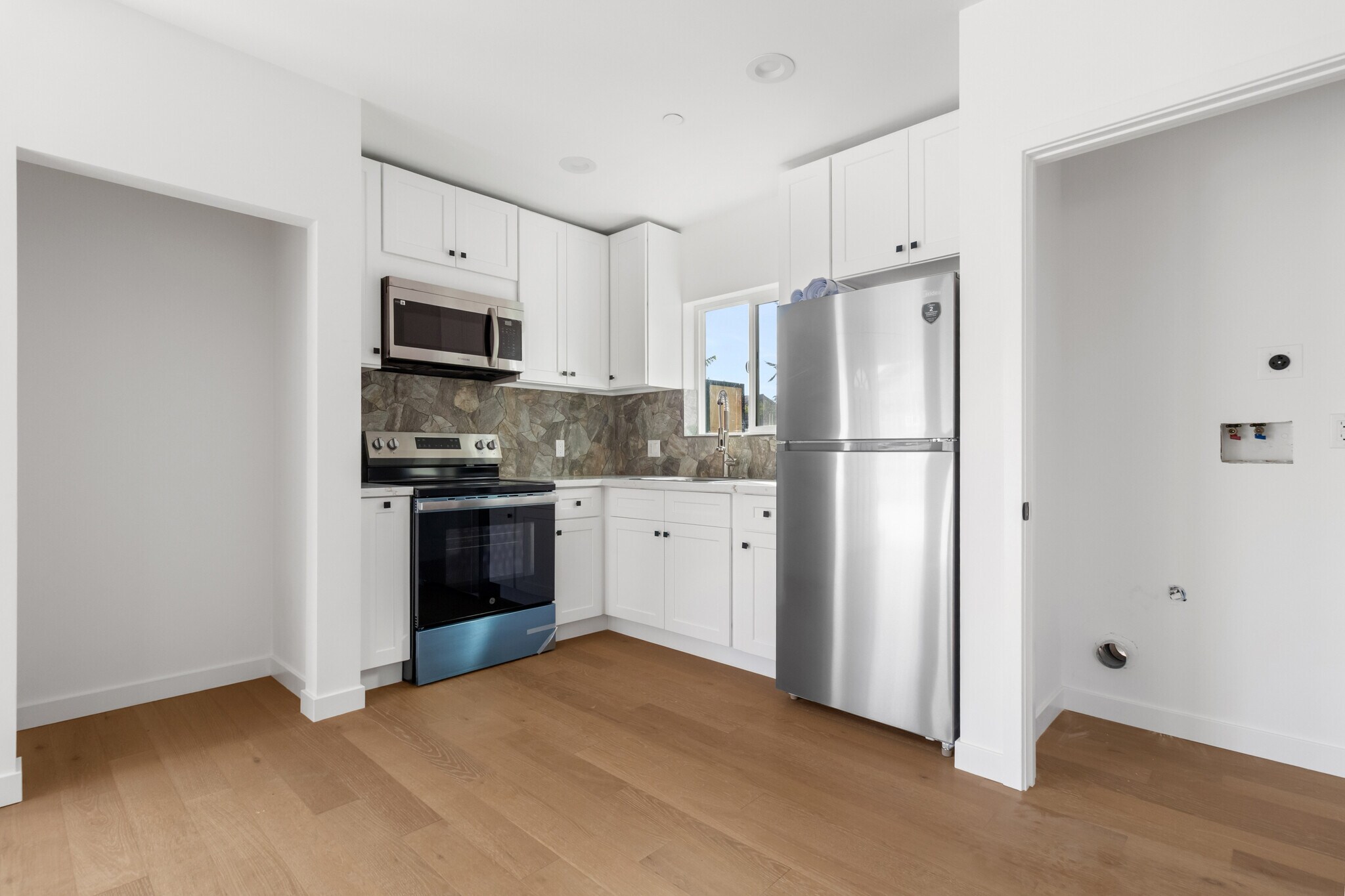 Building Photo - 15838 Chatsworth St