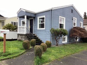 Building Photo - Cute 3 bedrooms, 2 baths walking distance to Greenlake