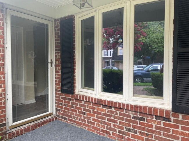 Building Photo - The Perfect 3 Bed, 1.5 Bath Cozy Townhouse