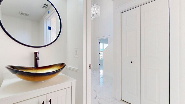 Building Photo - 2056 SW Grant Ave