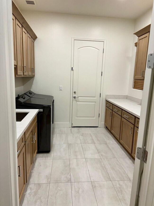 Building Photo - 1708 W Oberlin Way