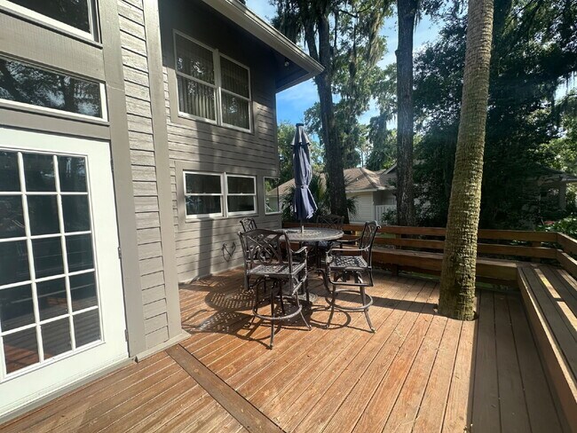 Building Photo - Amazing Four Bedroom Home Located Close to Alljoy Beach with Community Dock Access in Bluffton!