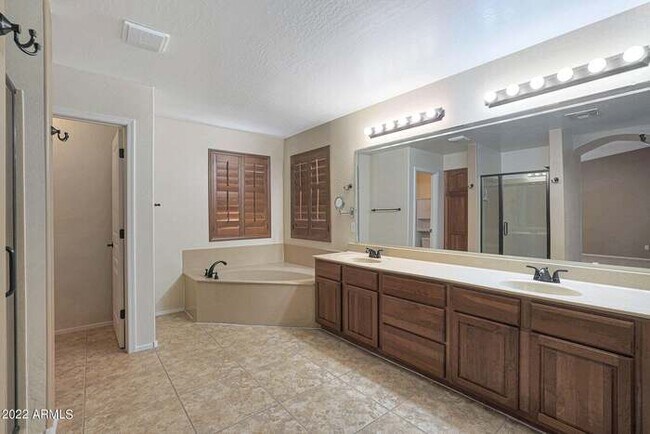 Building Photo - Beautiful 5 bedroom w/pool!