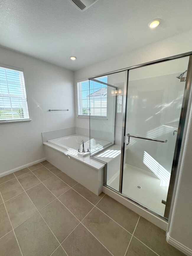 Building Photo - NEWER SOLAR HOME – 4 Bed / 3 Bath + Loft | 2,800 Sq Ft  SEE VIDEO