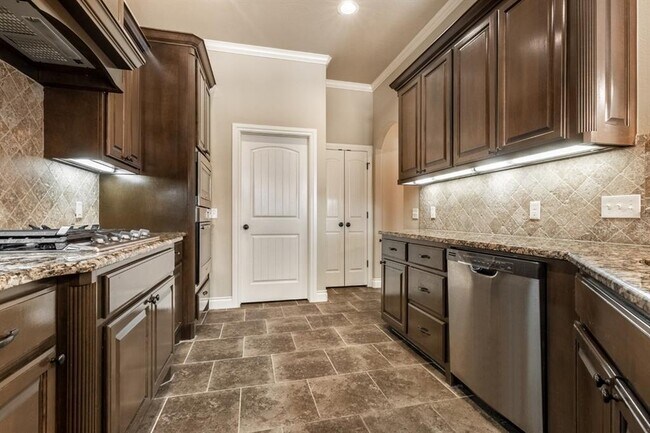 Building Photo - 4104 SE 38th St